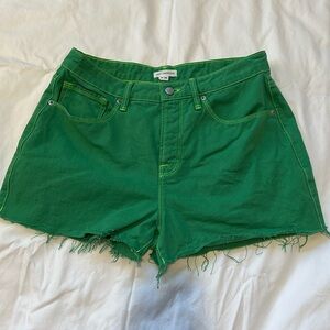 Good American 90s short in green